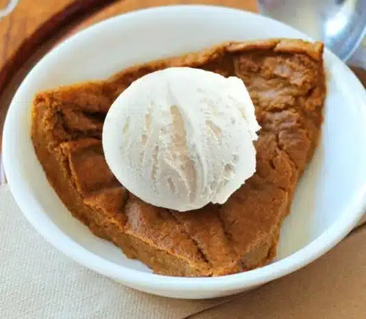Crustless Pumpkin Pie: Easy and Delicious Recipe for Fall 1 Delicious crustless pumpkin pie ready to enjoy with spices and pumpkin filling.