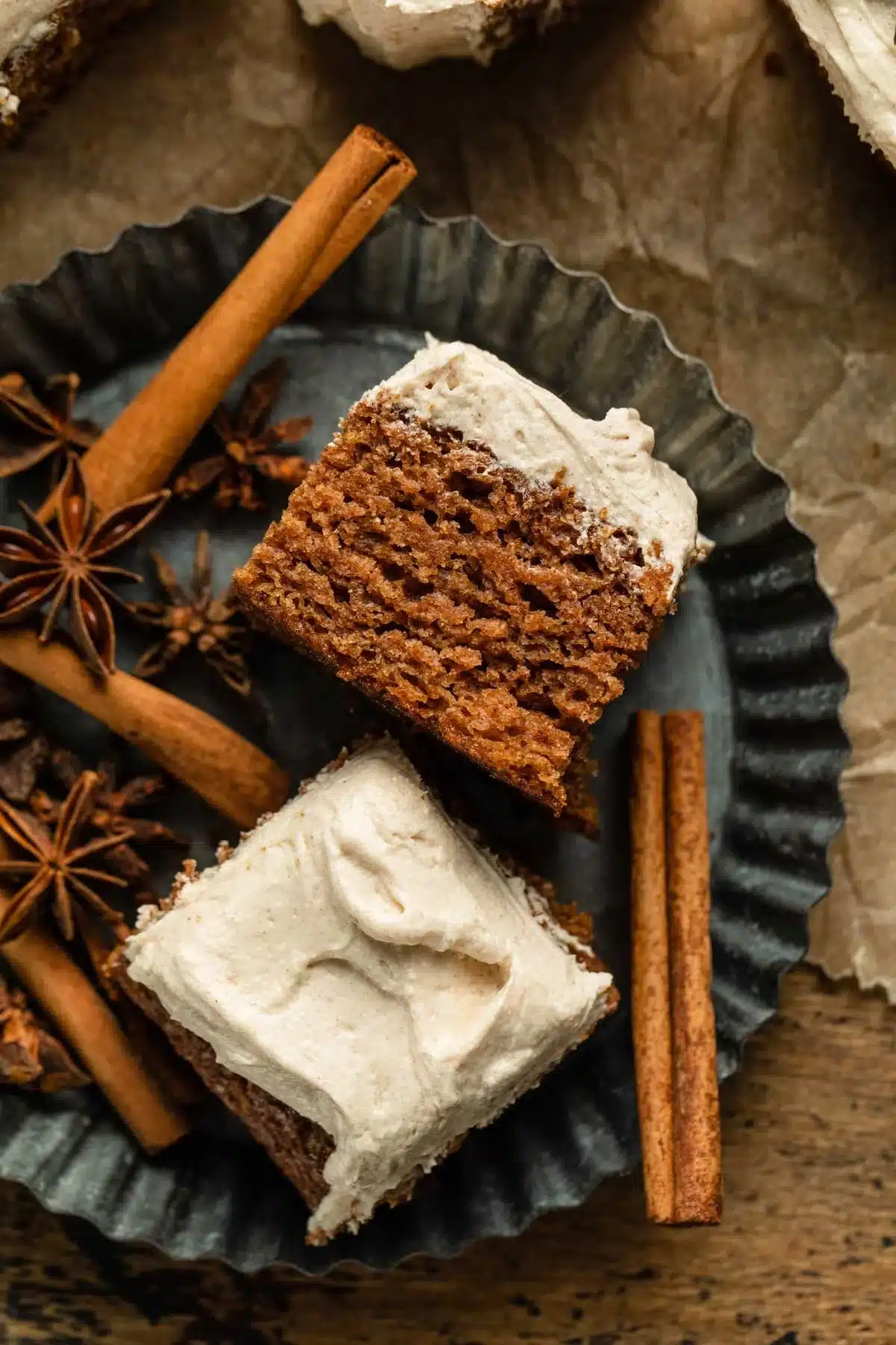 Apple Spice Cake with Buttercream Frosting: A Cozy Delight 1 Delicious Apple Spice Cake with Buttercream Frosting topped with fresh apple slices.